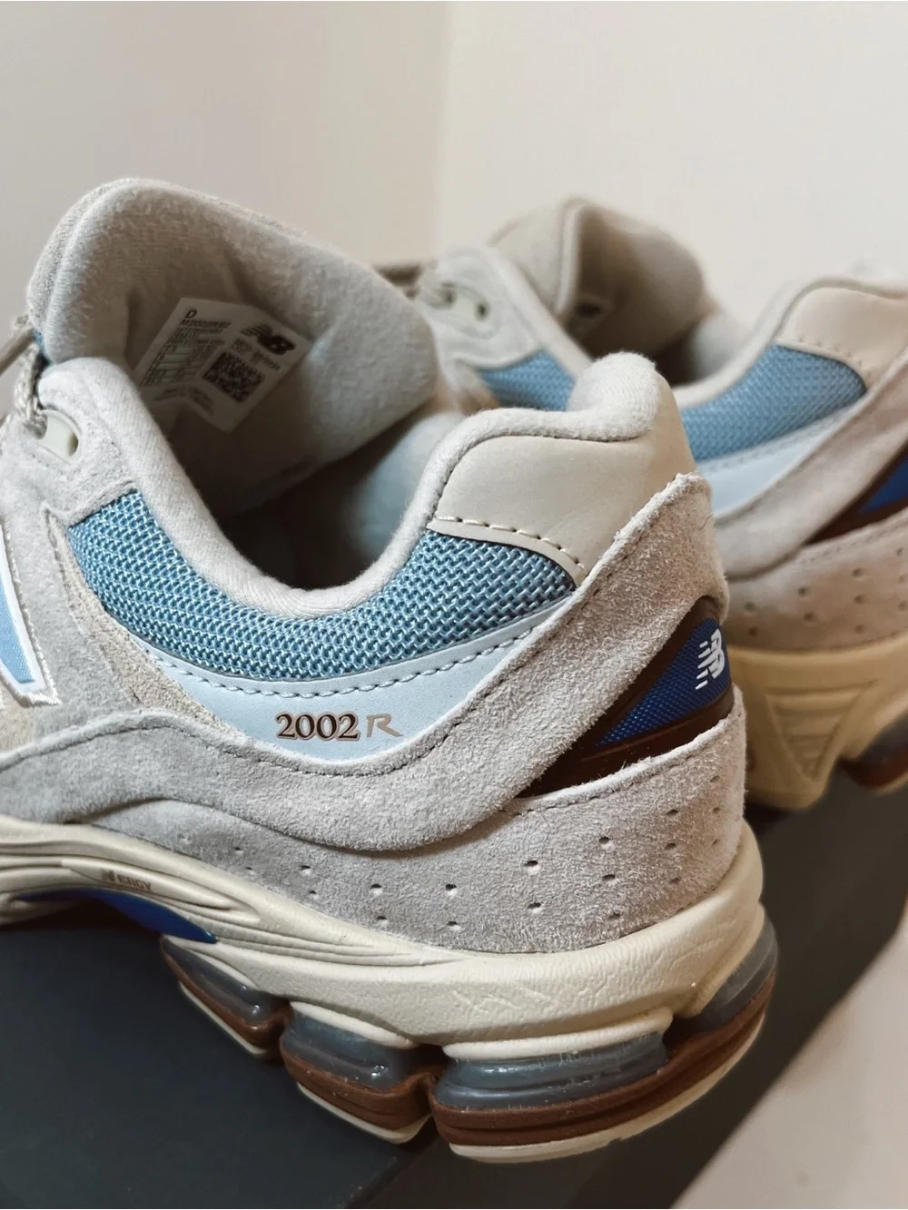New in Box New Balance Unisex 2002R Sneakers - Picture 9 of 10